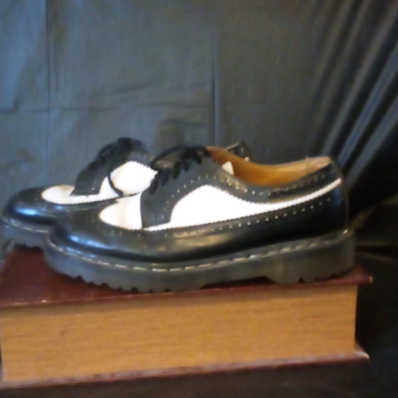 Dr. Martens Mens USA 8  Ladies 9  Run Large Black and White Oxford Shoes - Picture 6 of 14
